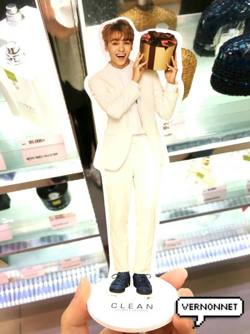 vernon_17s's tweet photo. SEVENTEEN Vernon CLEAN Perfume's mini standee
#세븐틴 #버논
❤
Cr: vernon218net https://t.co/eX2ntFzpg4