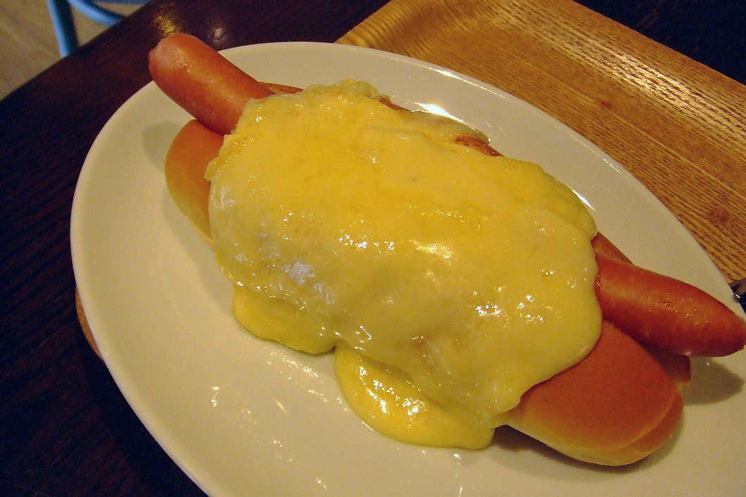 ラクレットチーズをたっぷりかけたホットドッグが登場 飯テロ以外の何物でもない Togetter ラクレットチーズをたっぷりかけたホットドッグが登場 飯テロ以外の何物でもない Togetter
