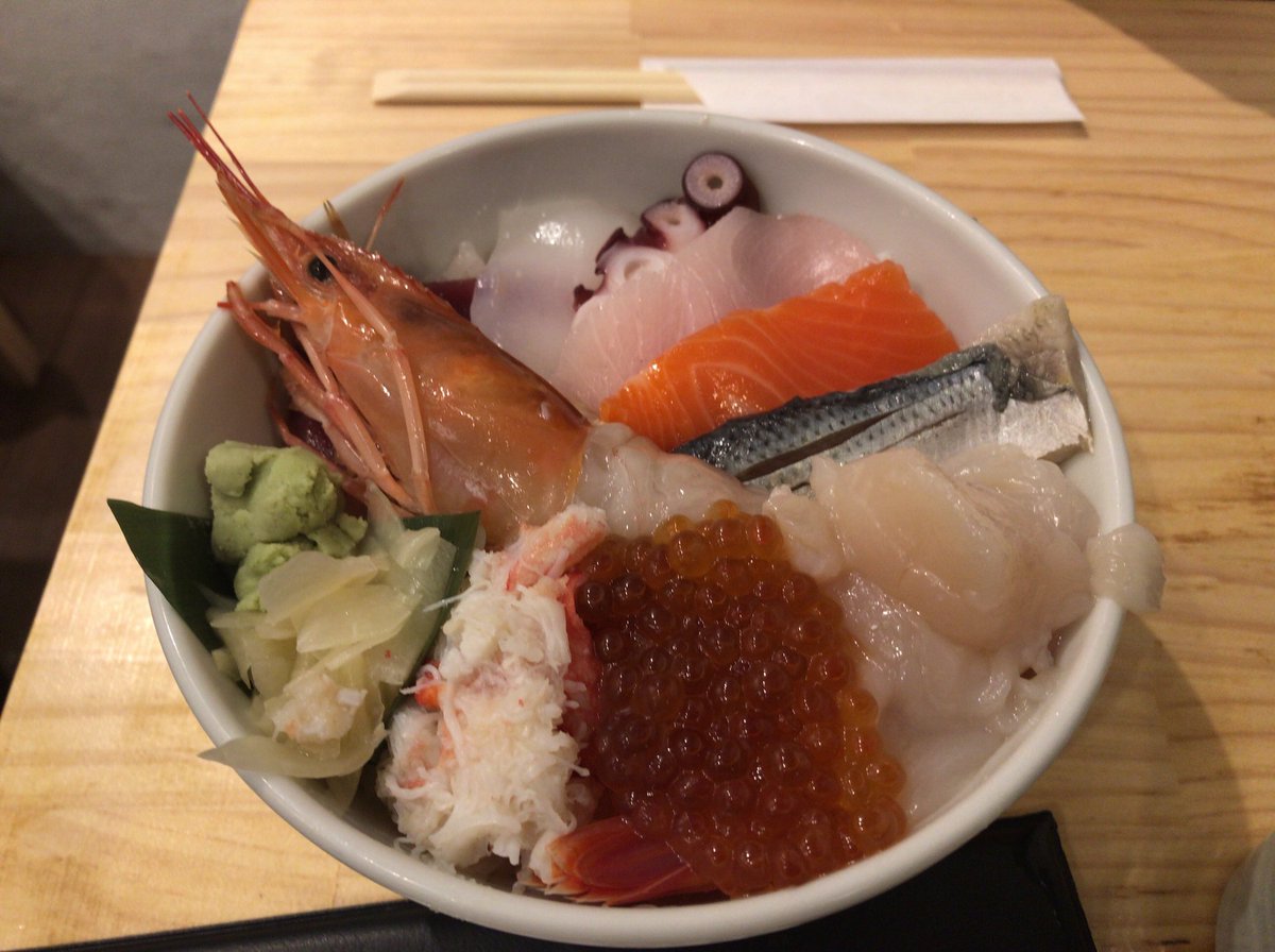 Mattan A Twitteren 築地場外市場へ 市場は日曜日はシャットアウトということで 仕方なくその辺の丼屋さんへ 海鮮丼1580円 炙り 海鮮丼は1680円 ホタテ網焼きは700円でした 海鮮丼の酢飯がキツくて 食べにくいかったなぁ 築地 築地場外市場 つきじ 東京散策 Mattan A Twitteren 築地場外市場へ 市場は日曜日はシャットアウトということで 仕方なくその辺の丼屋さんへ 海鮮丼1580円 炙り 海鮮丼は1680円 ホタテ網焼きは700円でした 海鮮丼の酢飯がキツくて 食べにくいかったなぁ 築地 築地場外市場 つきじ 東京散策
