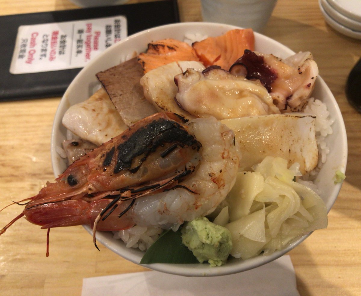 Mattan 築地場外市場へ 市場は日曜日はシャットアウトということで 仕方なくその辺の丼屋さんへ 海鮮丼1580円 炙り 海鮮丼は1680円 ホタテ網焼きは700円でした 海鮮丼の酢飯がキツくて 食べにくいかったなぁ 築地 築地場外市場 つきじ 東京散策 Mattan 築地場外市場へ 市場は日曜日はシャットアウトということで 仕方なくその辺の丼屋さんへ 海鮮丼1580円 炙り 海鮮丼は1680円 ホタテ網焼きは700円でした 海鮮丼の酢飯がキツくて 食べにくいかったなぁ 築地 築地場外市場 つきじ 東京散策