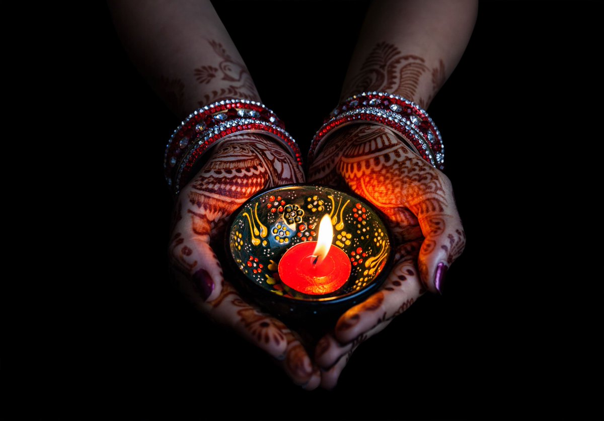 AsianMumsNet's tweet photo. Happy Diwali from Asian Mums Network #AsianMumsNet #Diwali #AsianMumsNetwork https://t.co/ekosAxUlJU https://t.co/JmjkUaJdiu