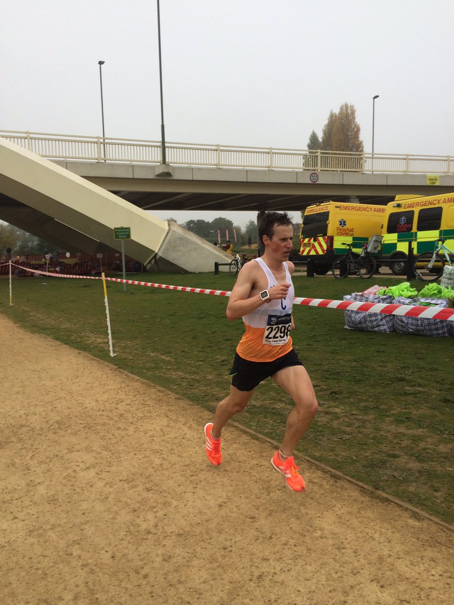 RiverThamesRun's tweet photo. First runner storms through a good half mile in the lead past Walton bridge with 2.5m to go. #riverthamesrun #liveupdate https://t.co/Lrqgx5H1Jh
