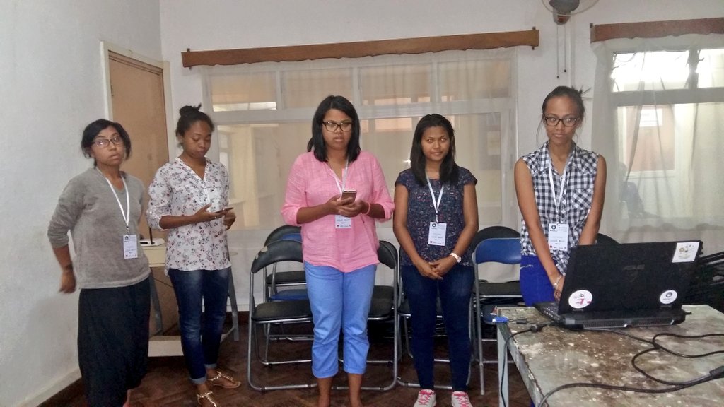 riskssolutions's tweet photo. Entraînement au #pitch : l'équipe #WomenInTech présente sa solution pour la #Cybersecurite au coucous #RisksSolutions à #Madagascar #OIF https://t.co/M365TgN5LY