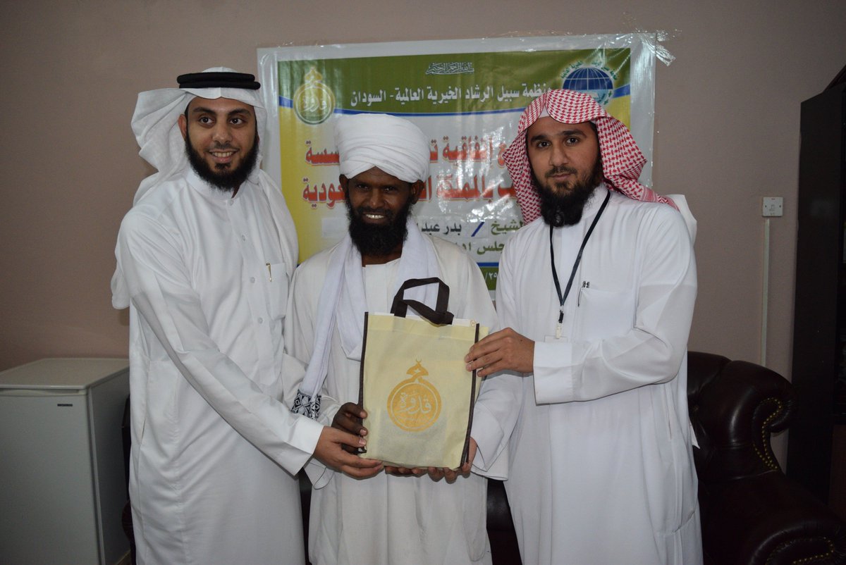 qodwah's tweet photo. وقد ألقى الشيخ بدر الفاضل كلمة على طلاب المنظمة حث فيها على أهمية التحلي بأخلاق طالب العلم، ثم توزيع الهدايا على المسؤولين في المنظمة https://t.co/BHyaB10Hui