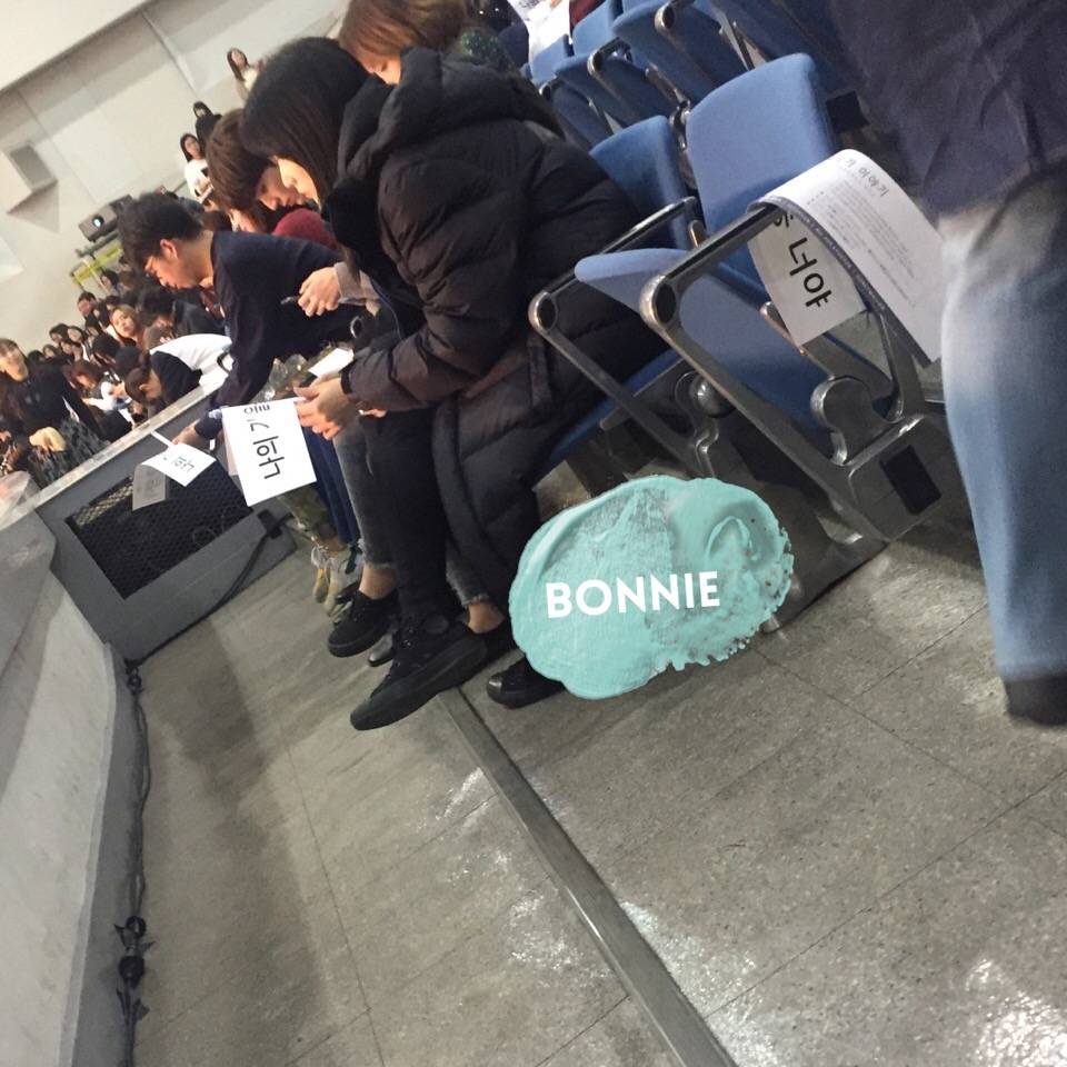 AhnJaehyunIntl's tweet photo. [Photo] 161030 Ahn Jaehyun at SJ's Kyuhyun Concert 😊
Holding Kyuhyun fan banner 😁
#안재현 
{©Bonnie_曺破葬} https://t.co/2sJYMiNmeb