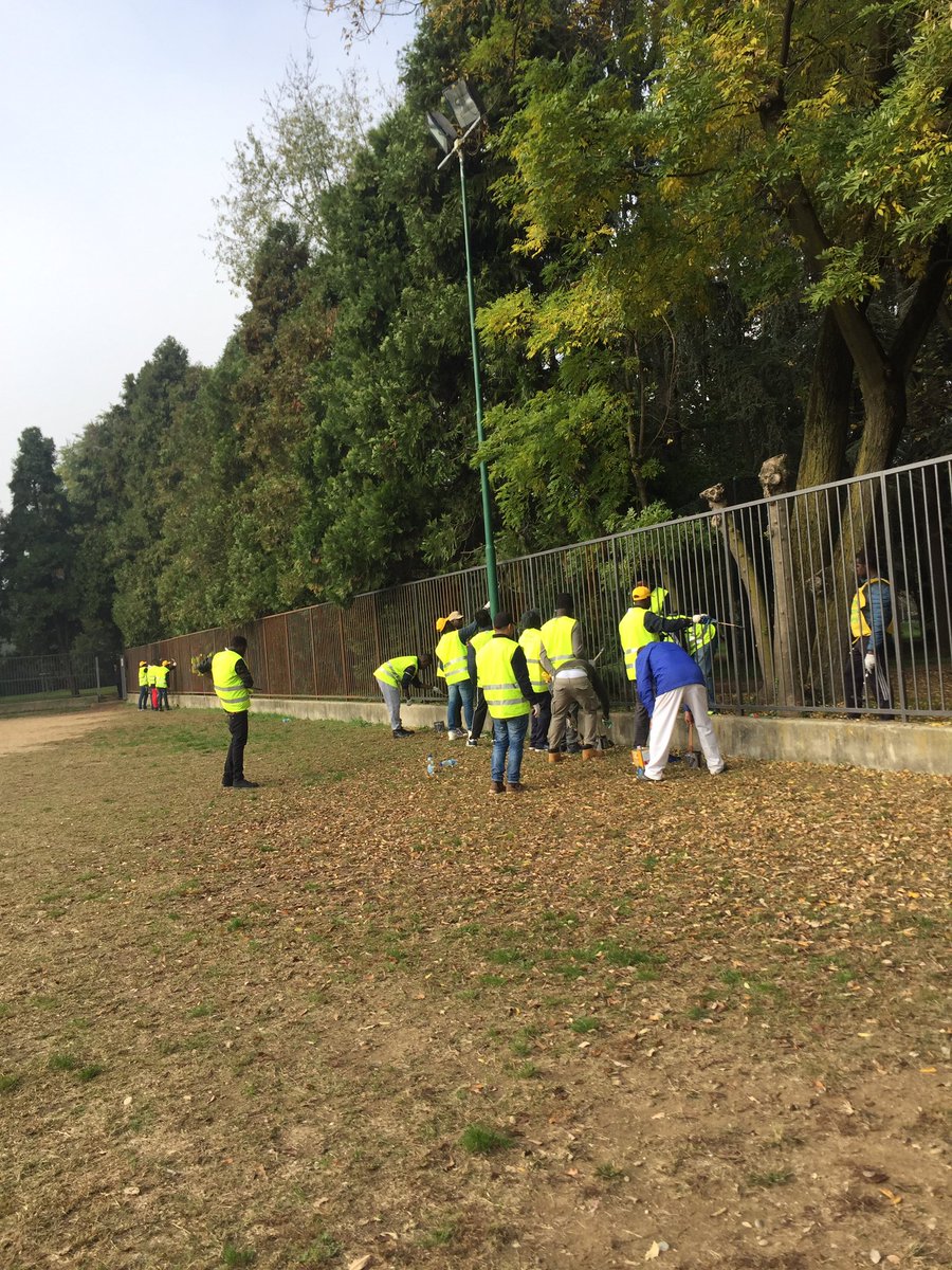 VirginiaInverni's tweet photo. Con i richiedenti asilo dei centri di #Aldini e #Mambretti oggi si mettono a posto panchine e staccionate a villa #Scheibler #Municipio8 https://t.co/hdEJgGhBio