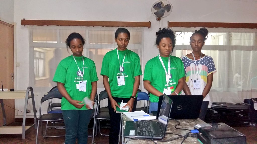riskssolutions's tweet photo. Entraînement au #pitch : l'équipe #BetsiGeek présente sa solution #Cybersecurite #RisksSolutions #OIF #Antananarivo #Cybersecurite @HabakaMG https://t.co/qS2AFFCo9i