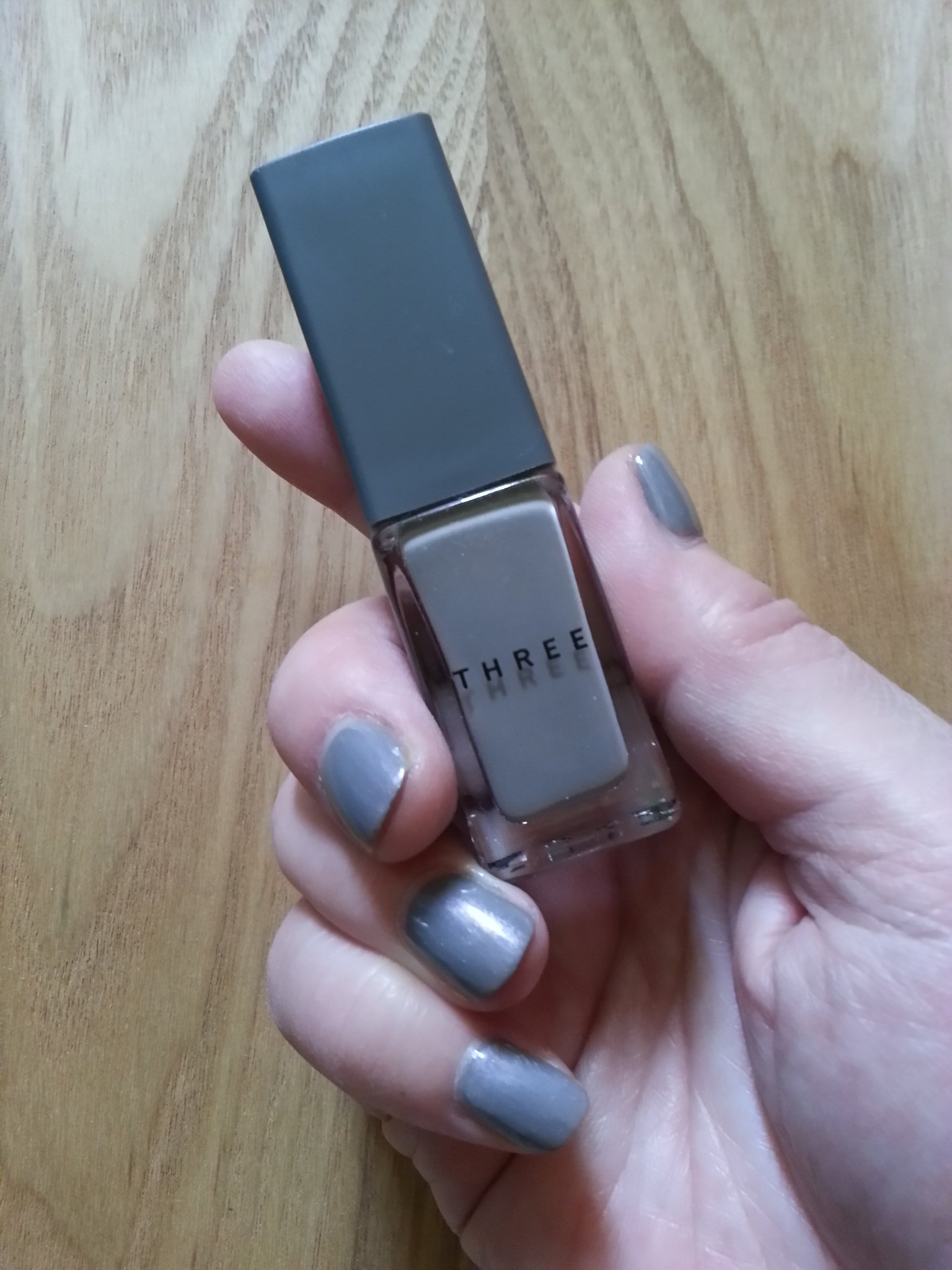 Etsuko Three ネイルポリッシュ08 Off Of My Cloud Three ネイルポリッシュ トップコートg01 Silver Lining この08番はもともとマット系なんだけど トップコートg01にシルバー系のパールが入っているのでこのような仕上がりに T Co