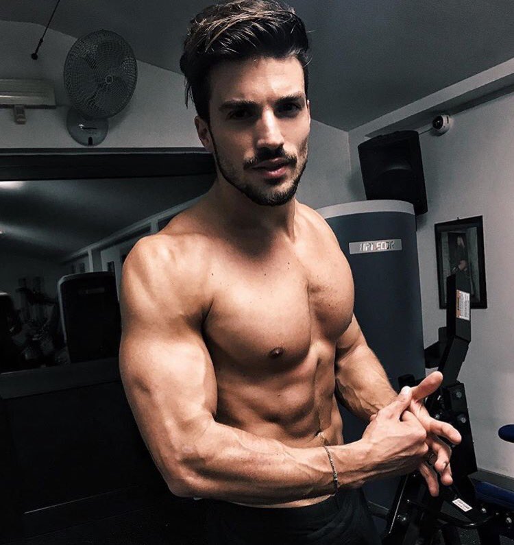 PostBadItalie's tweet image. Mariano Di Vaio, la classe à l&apos;italienne 🇮🇹
