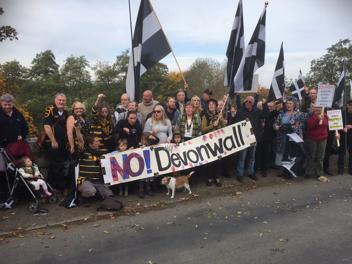 HarrisonMedia's tweet photo. Passions running high at 'Devonwall' protest at #polsonbridge #cornwall https://t.co/iERQqKAs37