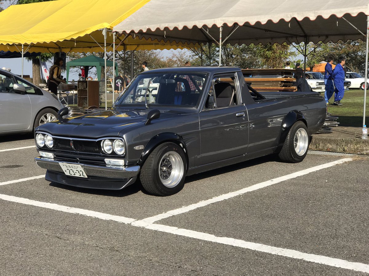 そのハコトラ、斜めからはこんな感じ。後ろの机が写ってなかったら 