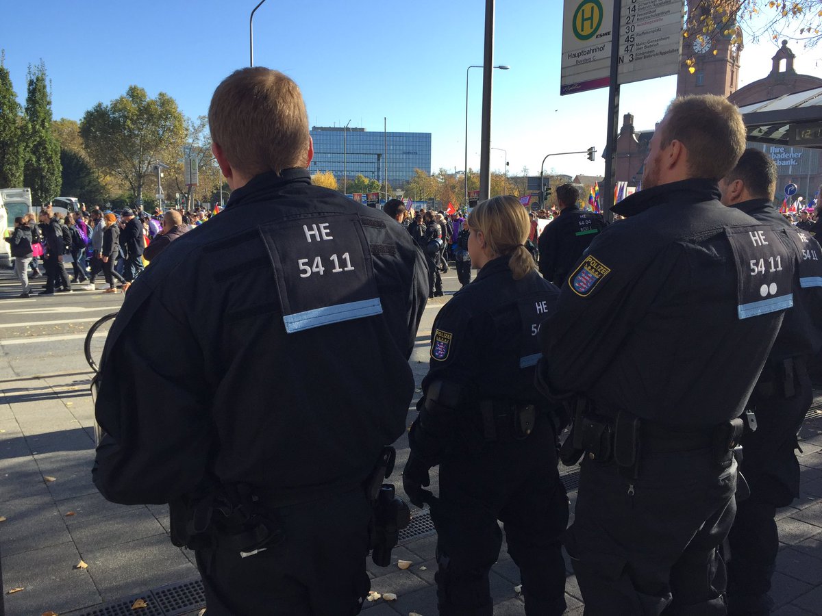 Über 1000 Polizisten sind heute in #wiesbaden im Einsatz. #DemoFürAlle #ihrseidnichtalle