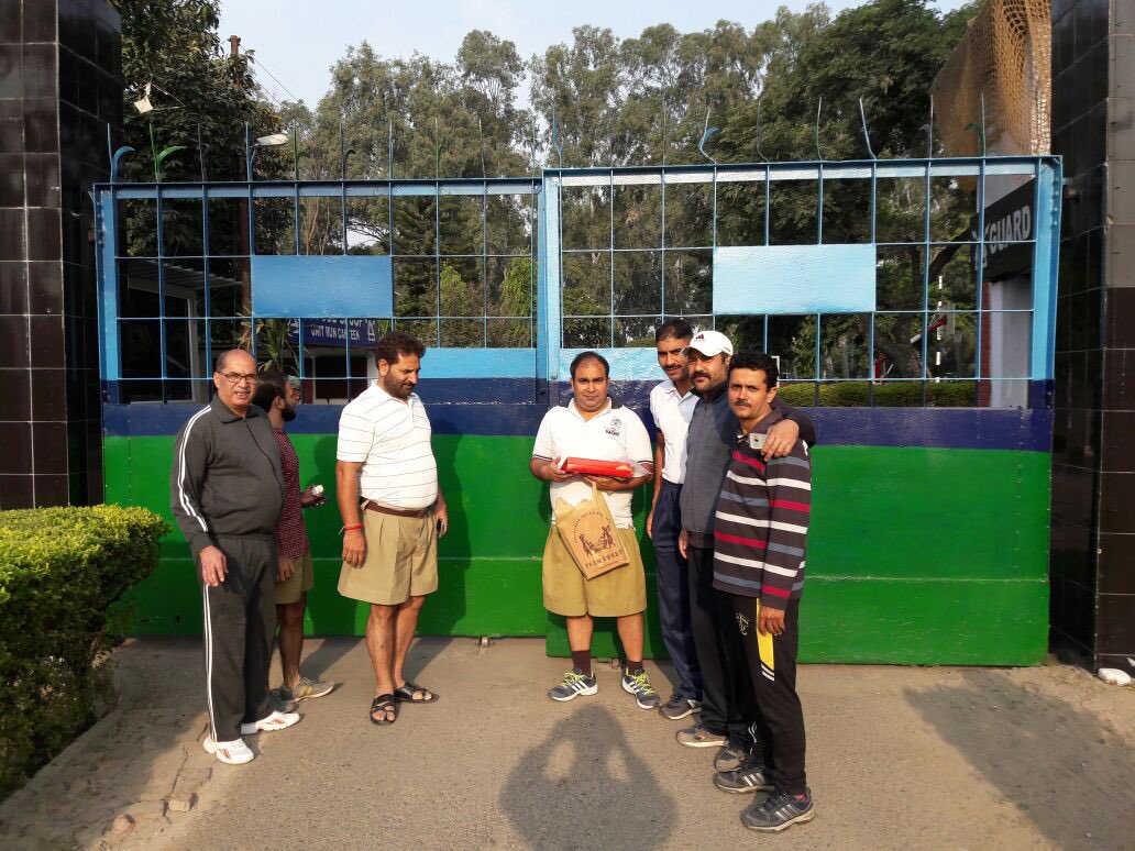 ImRupeshkmr's tweet photo. सैनिकों के साथ दीपावली मनाते जम्मू में स्वयंसेवक https://t.co/365qiaTduO