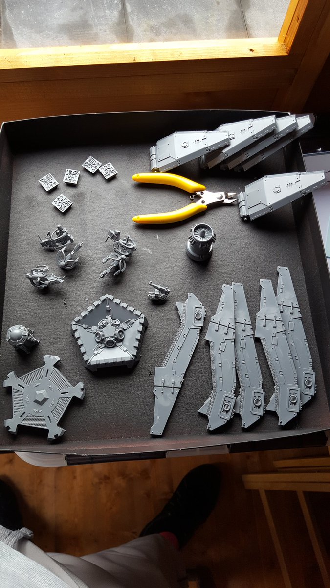VarcanCluster's tweet photo. Urgh.... #droppods the least fun model to put together... #ww16 #winterwar #40k https://t.co/3lh43E2D7K