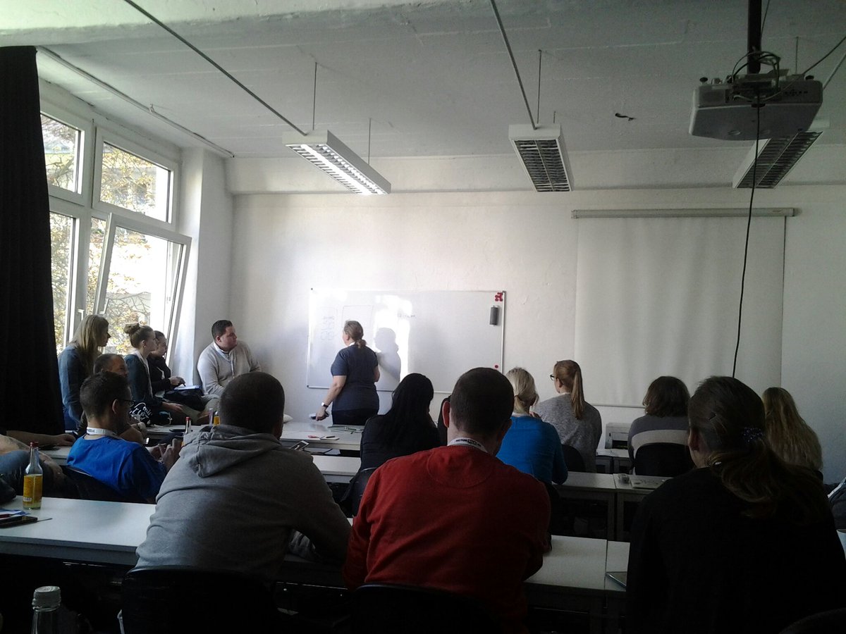 AmsterdamGerman's tweet photo. der Beamer mag nicht mehr.... #Fototools mit @snoopsmaus #Rossmann #Session #ccb16 https://t.co/nf1z8yx09m