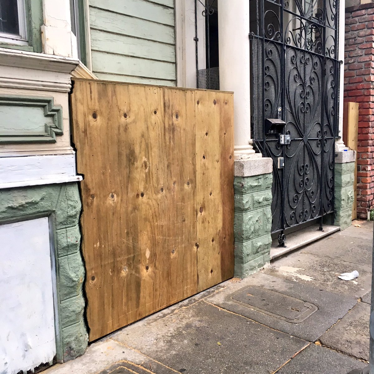 deliboard's tweet photo. @mayoredlee Innovation, in an anti shit wall. The beautiful architecture of San Francisco...(you can fill in the blank here, your turn) https://t.co/iUng3ejYek