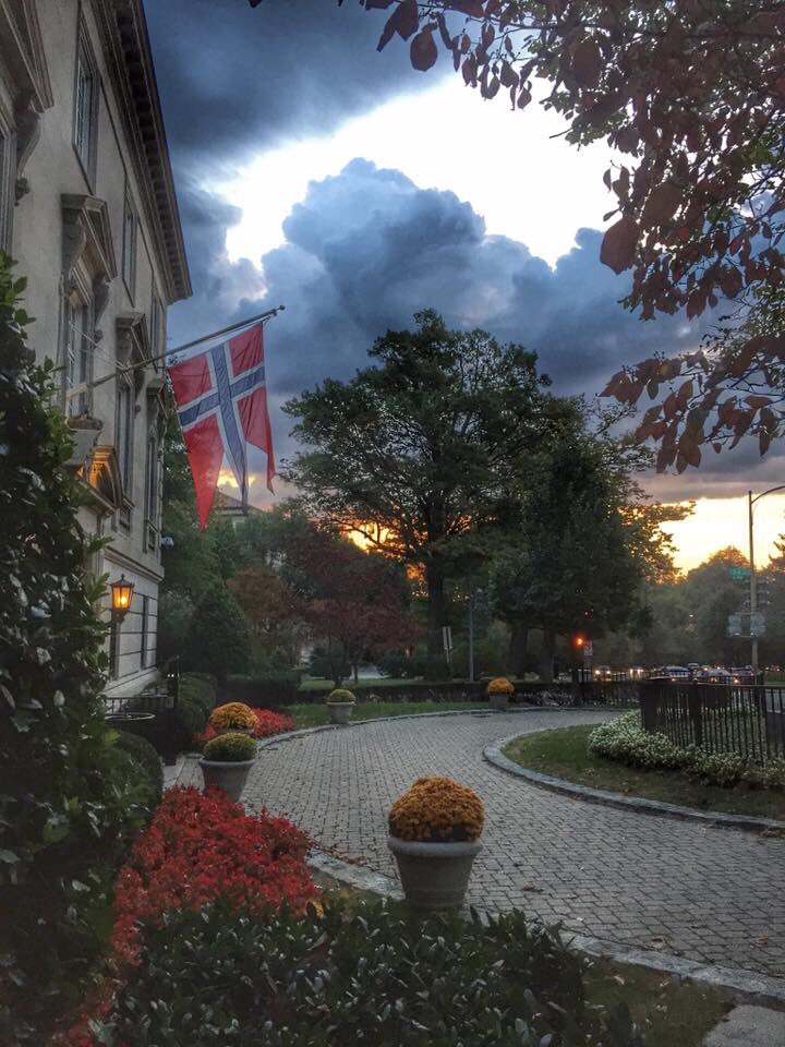 kareraas's tweet image. Dawn breaking at the #Norwegian residence in #DC Photo: @Ragnarstwit #FallinDC #sunrise