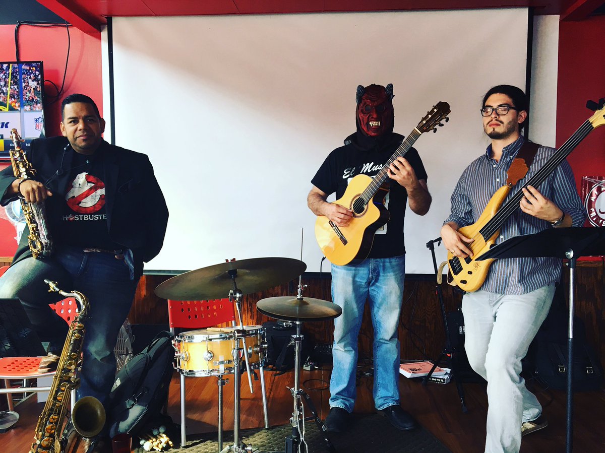JohnFernMusic's tweet photo. Jamming at Luthers Cafe until 2 👍 #music #Lutherscafe https://t.co/Ns1cKaZ43t