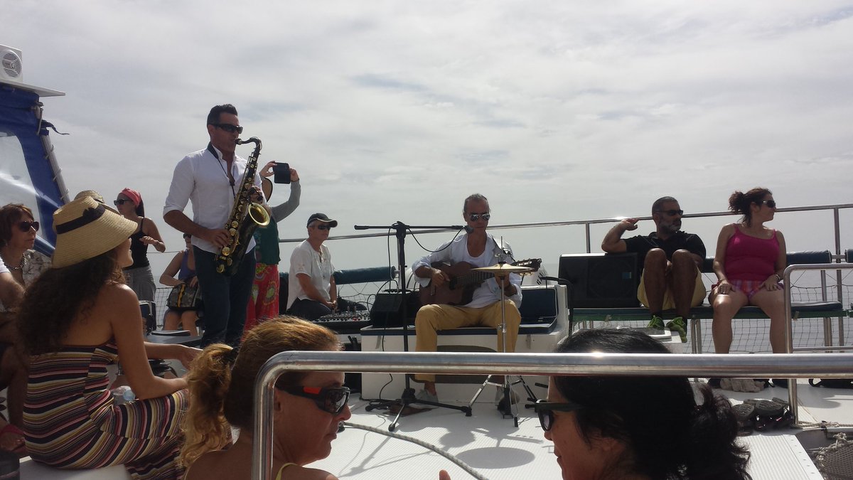 festivalalvuelo's tweet photo. Al toque de lapas, saxo y guitarra, zarpamos a escuchar cuentos entre olas y volcanes. Oralidad en altamar con @anagriott e @IsabeLanzarote https://t.co/3qZ40tNXY6