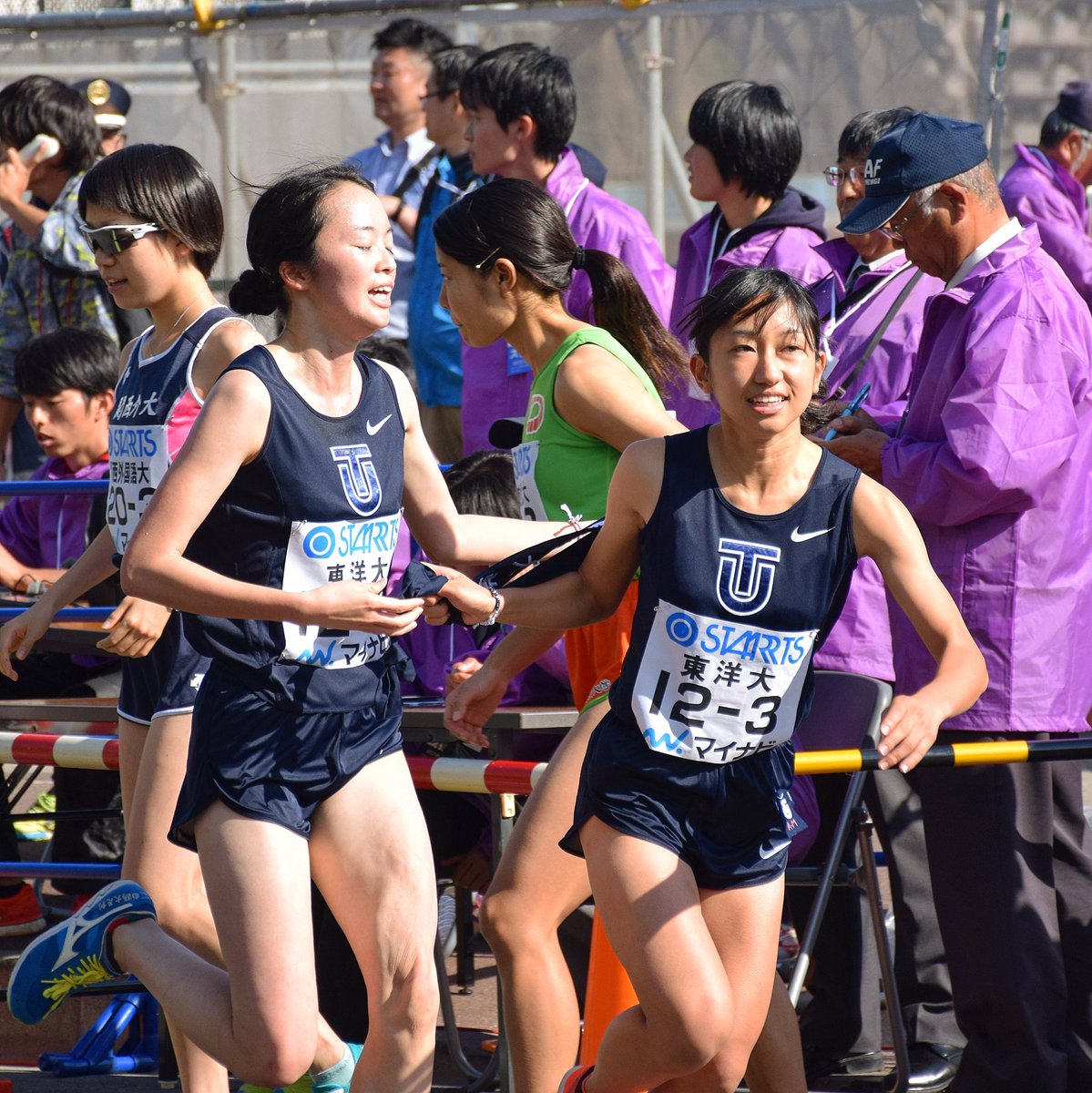 はし En Twitter 全日本大学女子駅伝 創部四年目にして初の8位入賞でシード権獲得の東洋大学 2区の室伏杏花里選手から3区の森田歩実選手へ襷渡し 5区の佐藤早也伽選手 6区の山口いずみ選手