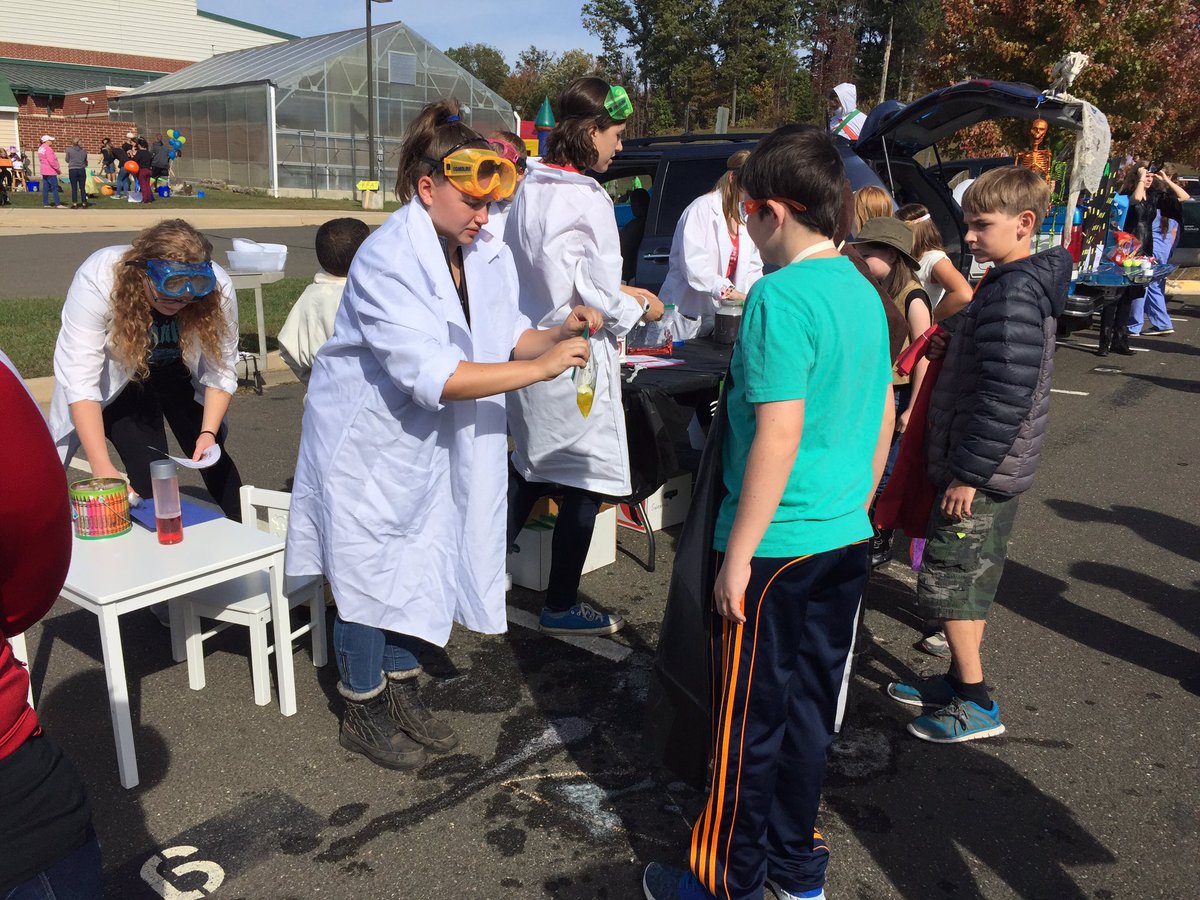 KRunScienceHS's tweet photo. @KRHS_Newspaper Science Honor Society's Monster Mash 🎃🔬 https://t.co/sND55D4wxt