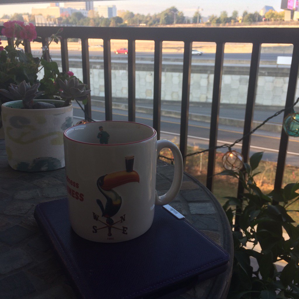 abby_506's tweet photo. Nothing like the smell of fresh ☕️ mixed with a little 🚛fuel #goodmorning https://t.co/RM14BlMaI3