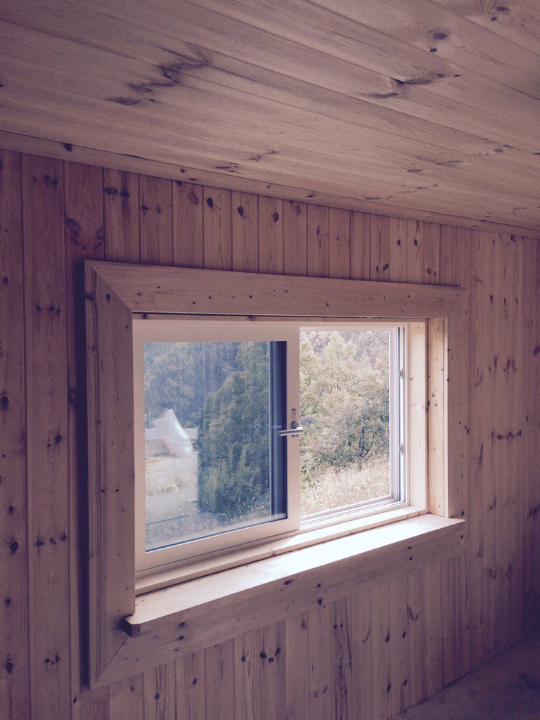 단양 학운산방 3평 컨테이너 농막에 시공된 시스템창호와 홍송루바이다. 인슐레이션과 석고보드로 단열을 보강하고 홍송루바로 마감된 실내는 돈들인 만큼 결과를 보여 줄것 같다^^