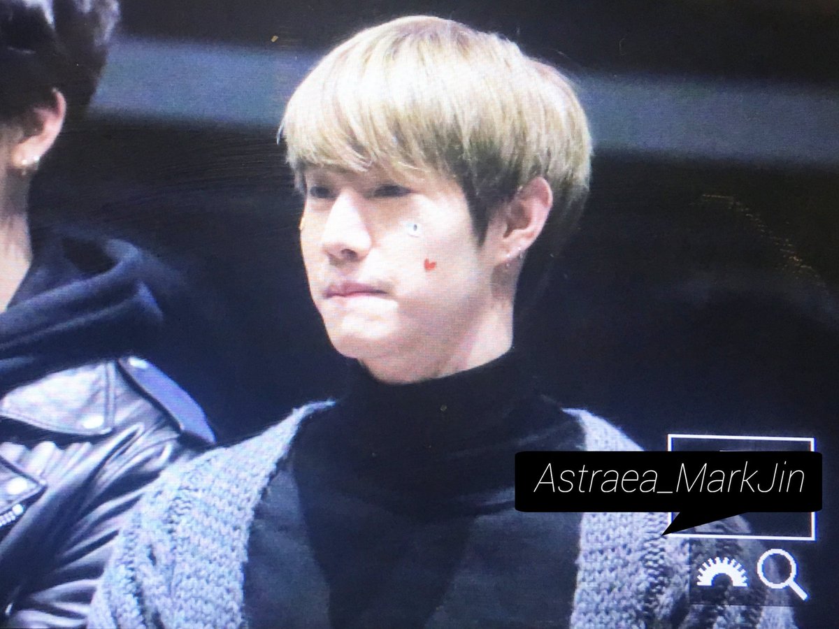 Astraea_MarkJin's tweet photo. [프리뷰]161030 하남 팬사인회
#마크 #Mark #MarkTuan
영화관에서 이 불빛이 정말👋👋👋 https://t.co/ScTe1u2Si2
