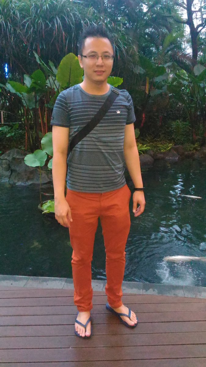 richardlnsasia's tweet photo. I like the koi fish. #havaianas #threesecond #menstop https://t.co/KvSxSdKMmS