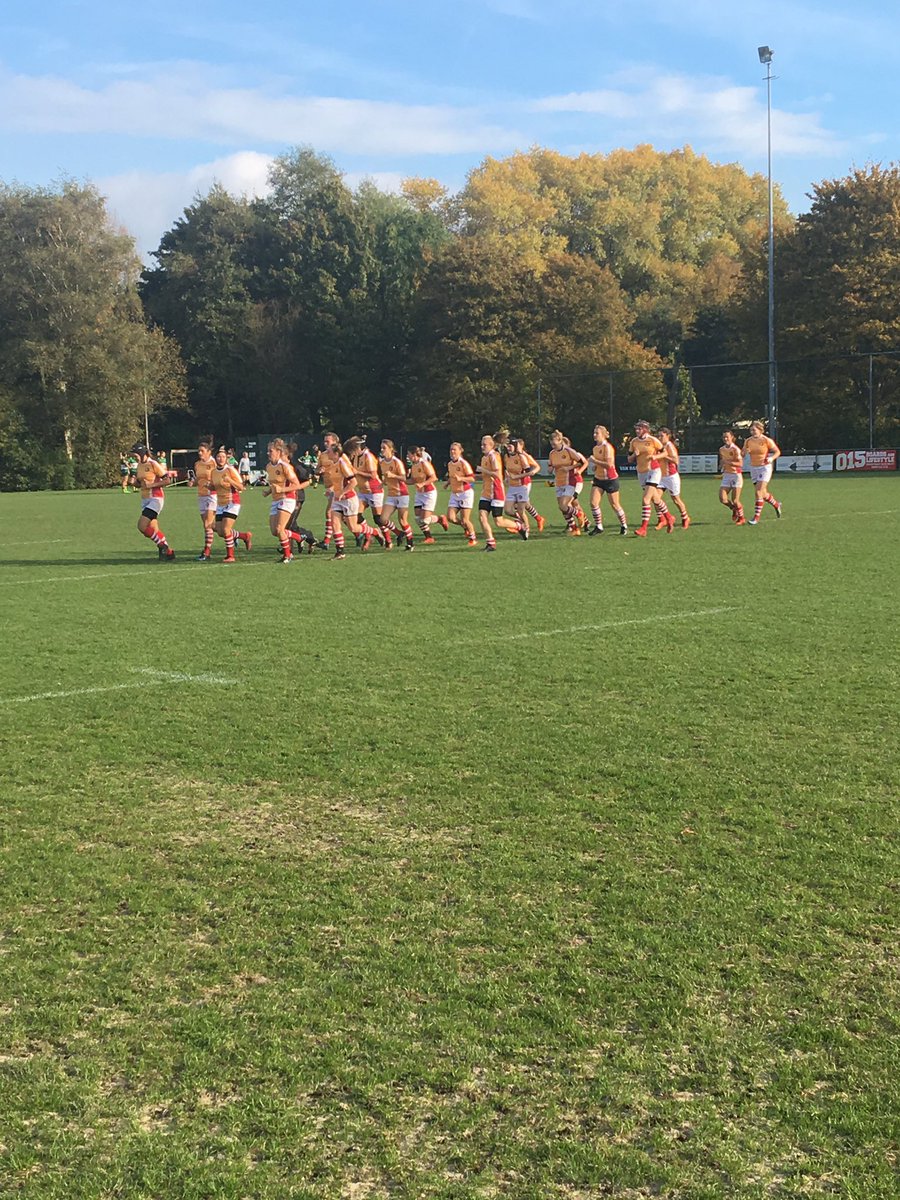 Heerlijk weer! Warming up is van start gegaan! Hup studenten! <a href="/RUSDamesrugby/">RUS Damesrugby</a>