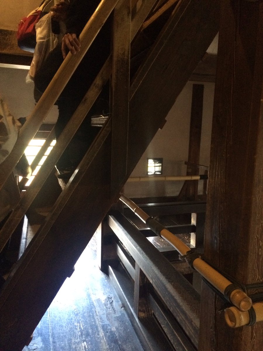 うっちー 今回念願の松本城内部に行けたんだけど何がすごいってこの階段６１度傾斜なんすよ 階段てよりほとんど梯子状態で幅もそんな広くないとこに登りと下りの列で怖いのなんの