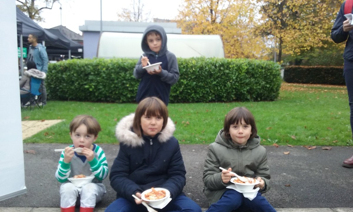 These lovelies are enjoying <a href="/marcelloghirett/">marcelloghiretti</a> delicious pasta <a href="/CrackingFood/">Cracking Good Food</a> <a href="/_makersmarket/">Makers Market</a> #didsbury