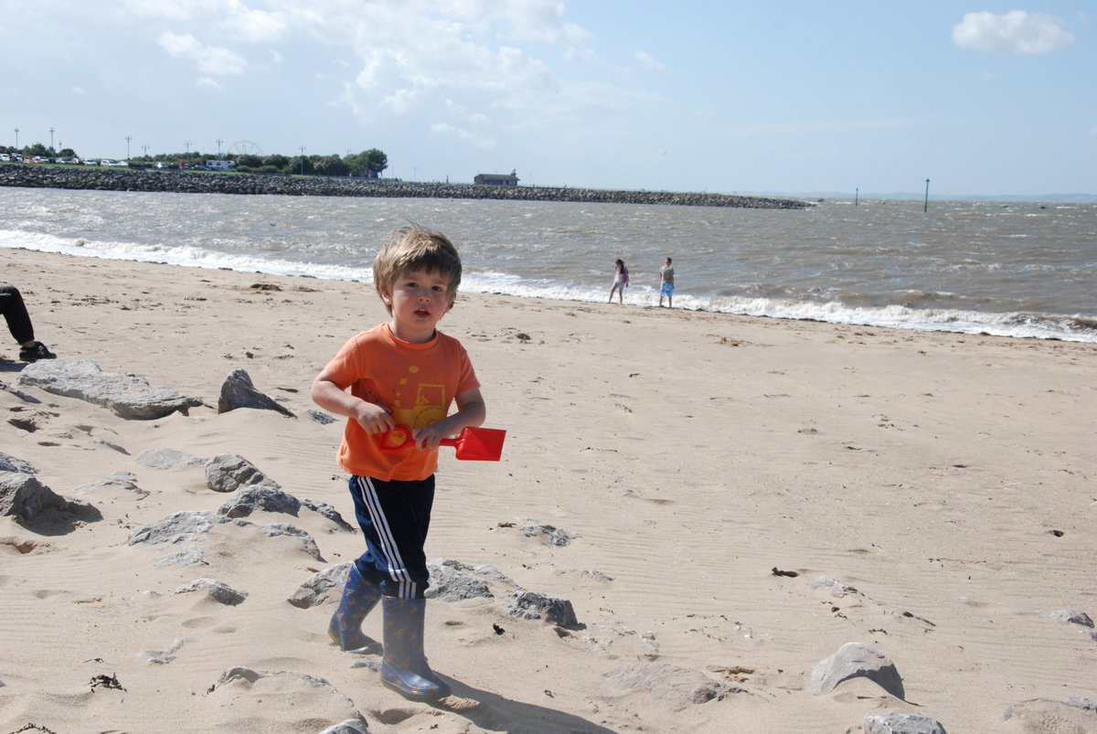 troubrs's tweet photo. @toenailhead Hi, here's a couple, he wears wellies everywhere, even on the beach! https://t.co/GdGlctlDlL