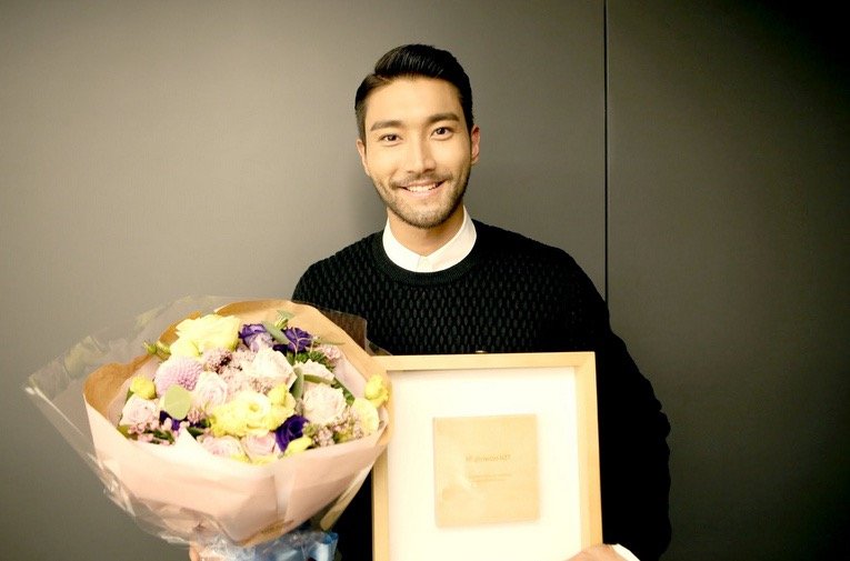 Хеллоу бай. Привет питер мем. Hello stock. Eva airlines hello kitty. Самбуфер с хелло китти.