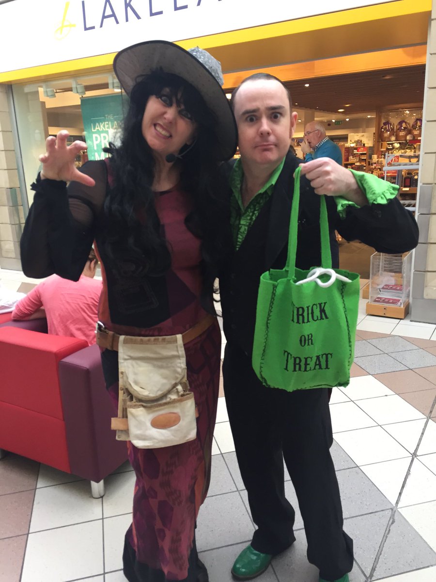 ernesidesc's tweet photo. Hubble bubble toil and trouble! Scientific Sue and our mystic magician @magicbelfast are on mall today for our #freakyfest. 1-4pm. https://t.co/HjrGRL2THg
