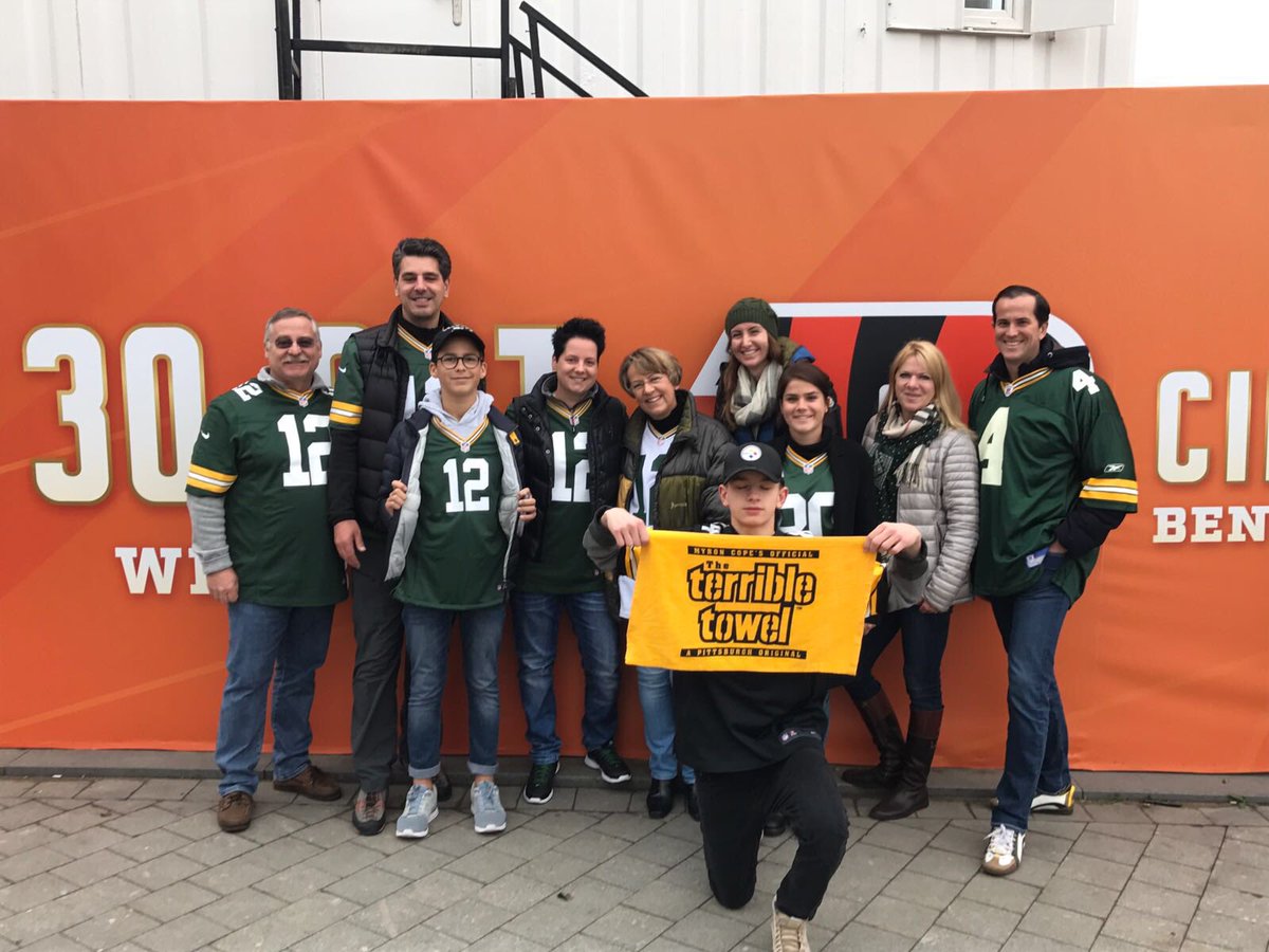 TanjaWelter's tweet photo. Packer Fans aus Saabrücken #ran #ranNFL #ranNFLsüchtig #london #wembley https://t.co/uW6anYWKpU