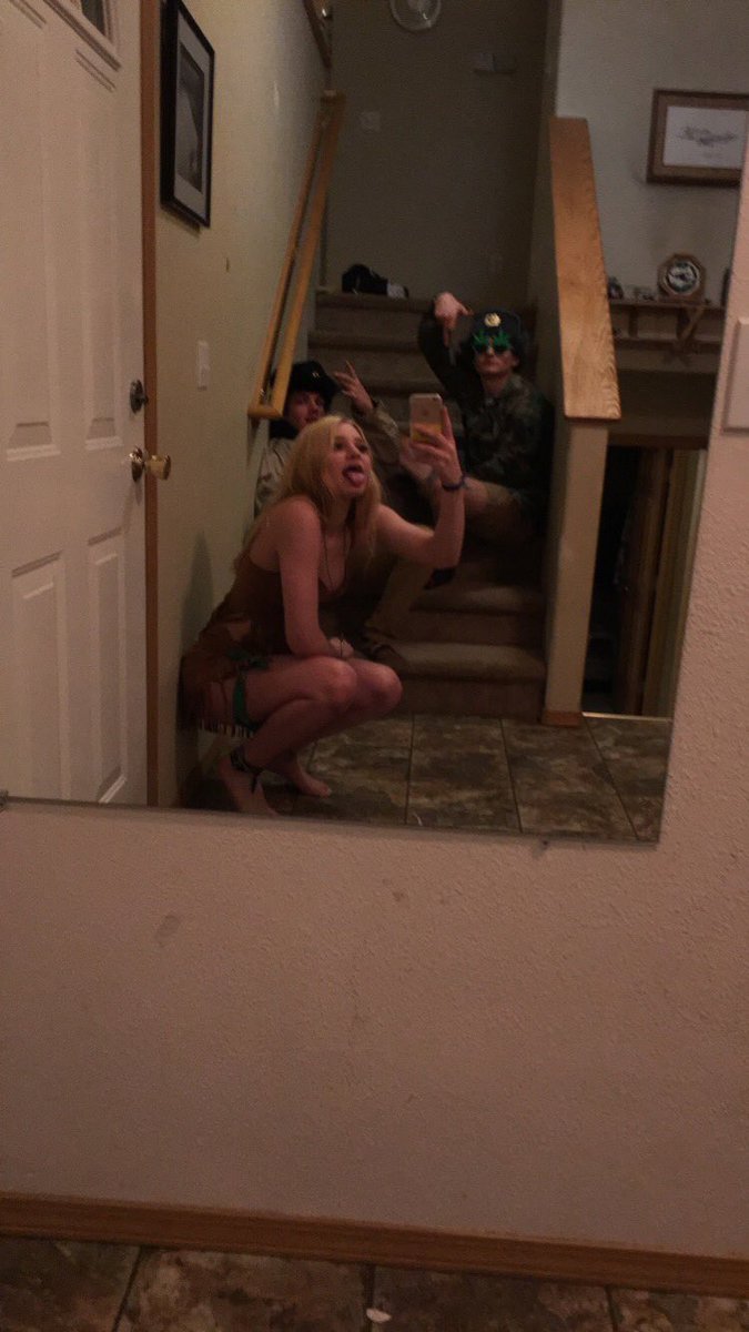 leahmuellerrr's tweet photo. Extra fun time w extra great people https://t.co/U0vDzPYm3t