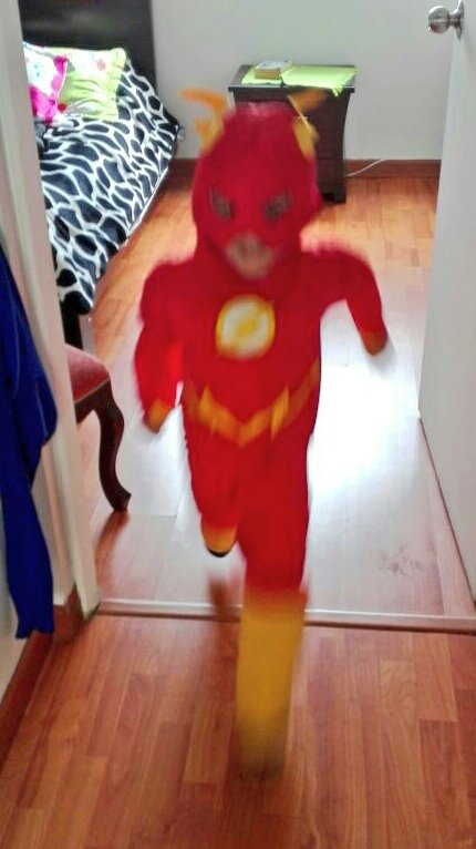 slopezl2012's tweet photo. Mi hermoso sobrino juanes disfrazado de flash #HalloweenBravíssimo https://t.co/UOzlC8Yw8b