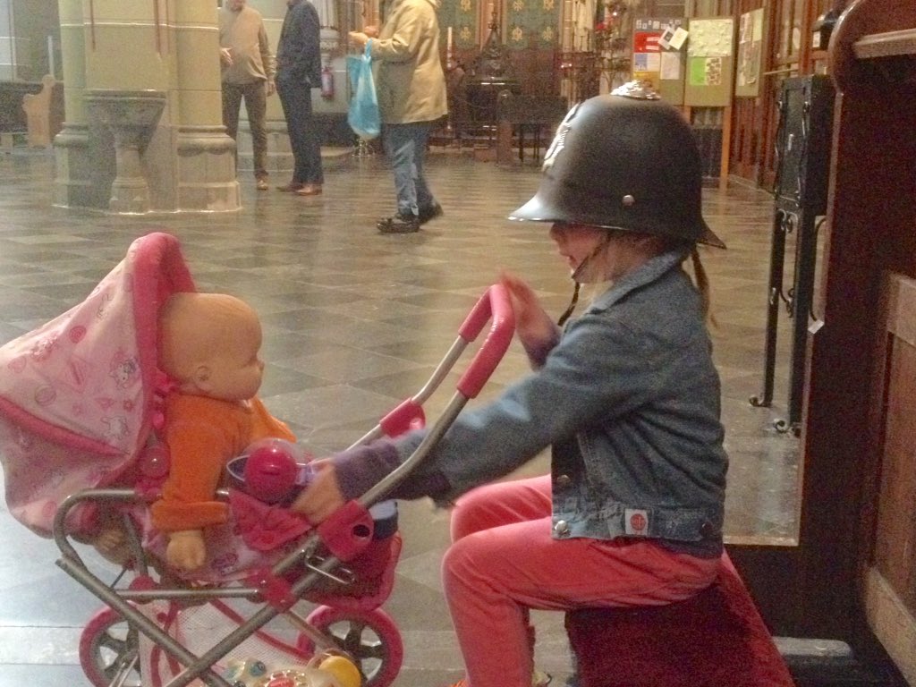 ulrik_s's tweet photo. A dramatisation of how #police &amp; prison officers should take care of small children in their custody 😉 #ACHPR59 @HumanRightsDK https://t.co/ot9c7HEAyB