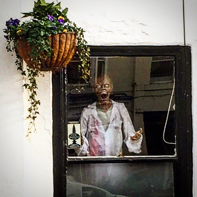 Good to see the locals in Yarm getting into the "Spirit" of #halloween2016 nice one <a href="/KettonOx/">The Ketton Ox</a> 💀🎃👻