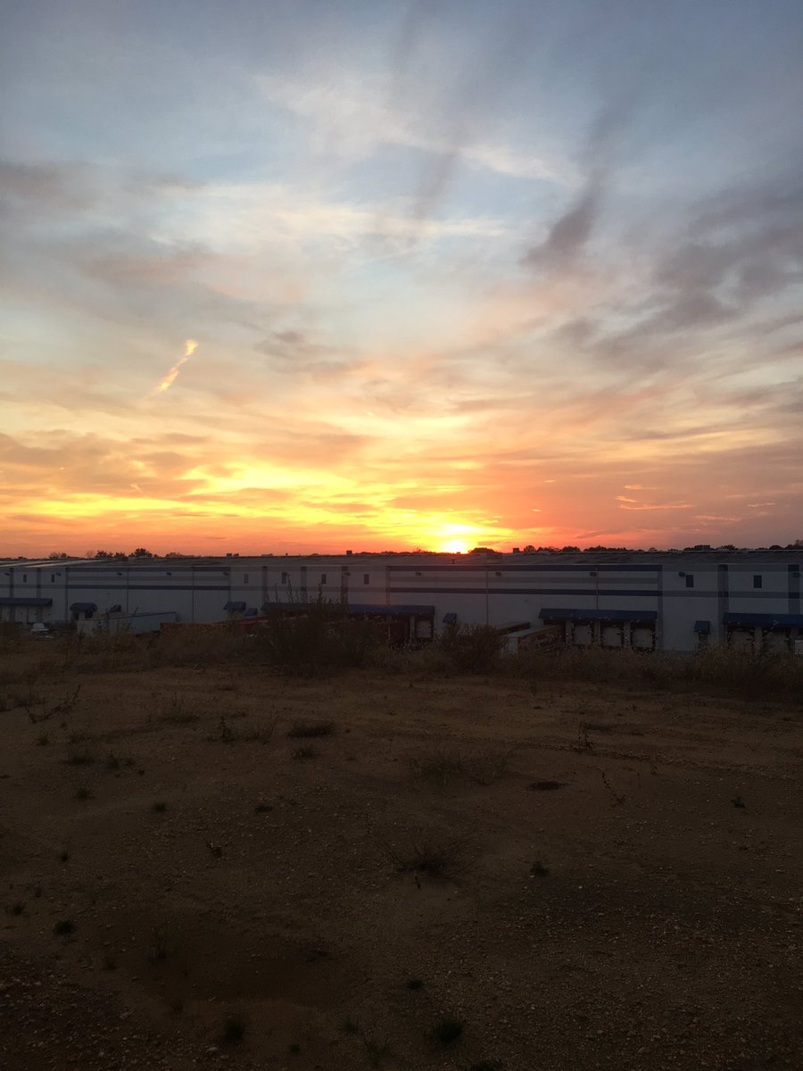 The1776rs's tweet photo. The sunset last night! Beautiful views in the USA! #merica #Halloweekend #usa @MikeTwiggs45 https://t.co/psUdiiXHy7