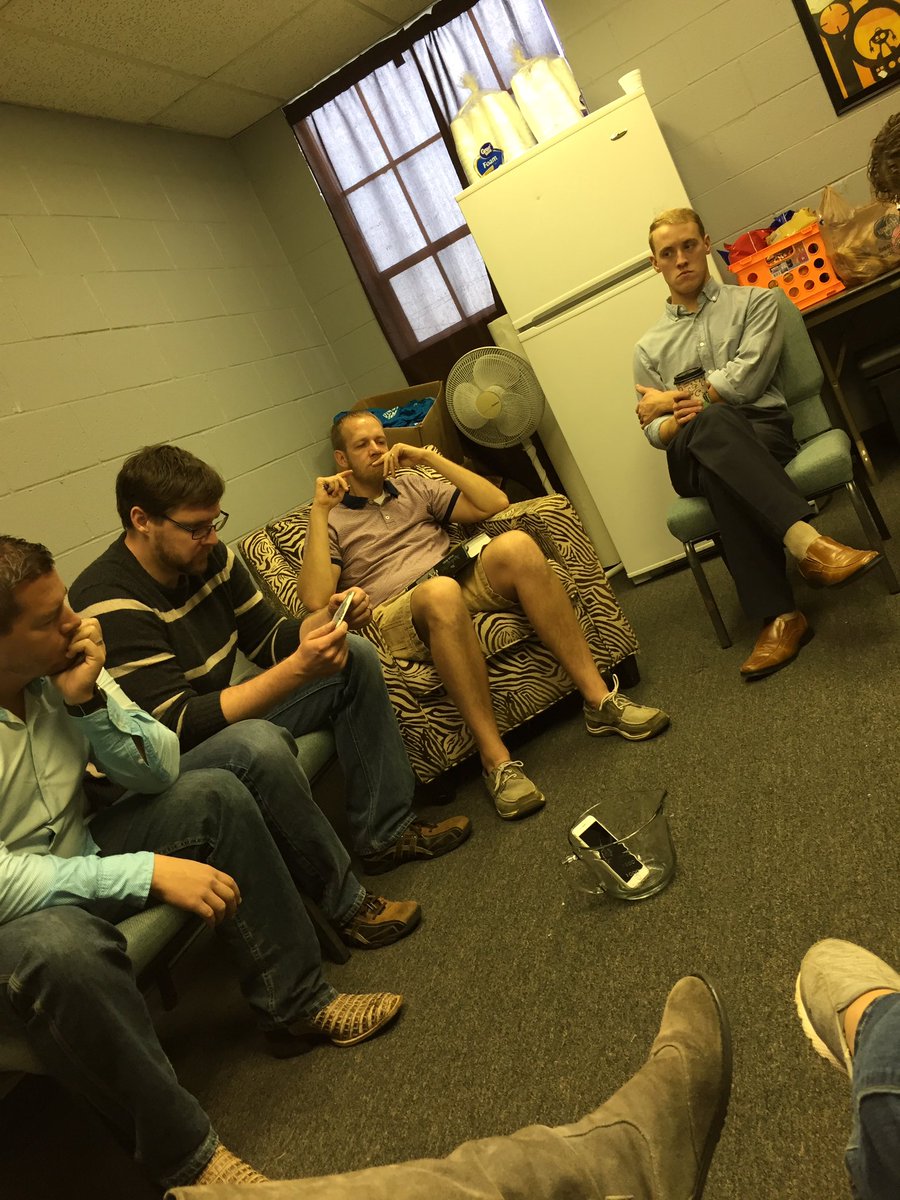 MrsShotsky's tweet photo. @UniversityChrch technology at its finest 😂😂😂 #biblestudy #fun #amplifier #oldschool @RevDuv https://t.co/Hg6AgET240