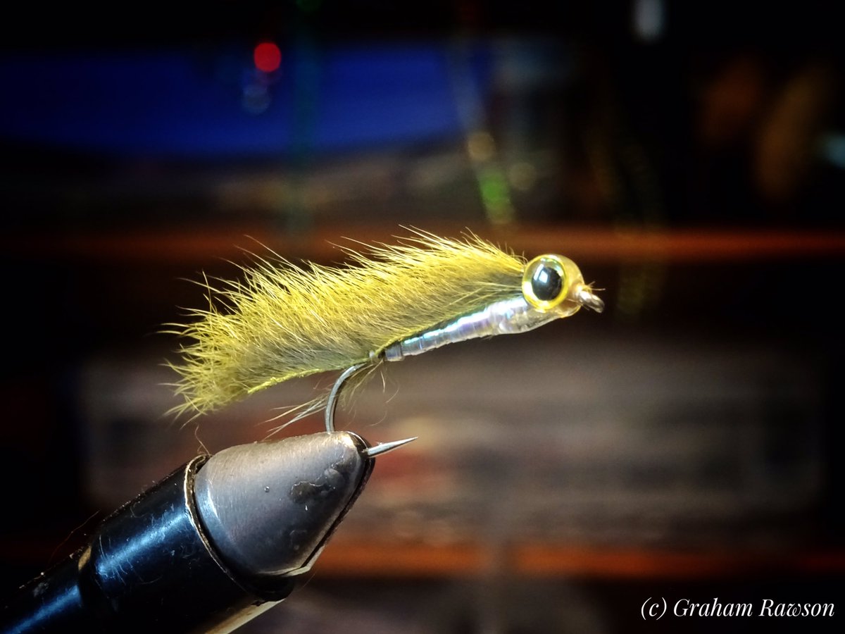 Wildflies's tweet photo. Super simple little fry pattern for the Perch, utilising some of that flash from the 99p store:) #skinflint #flytying https://t.co/TuAMziWLWF