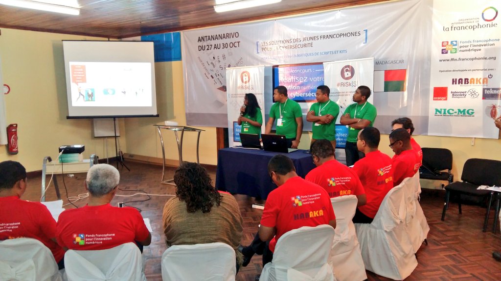 riskssolutions's tweet photo. Dernière équipe à pitcher, #Yatta qui présente une solution d'hameçonnage contre les pirates informatiques #hackathon #RisksSolutions https://t.co/scUcpPRQfE
