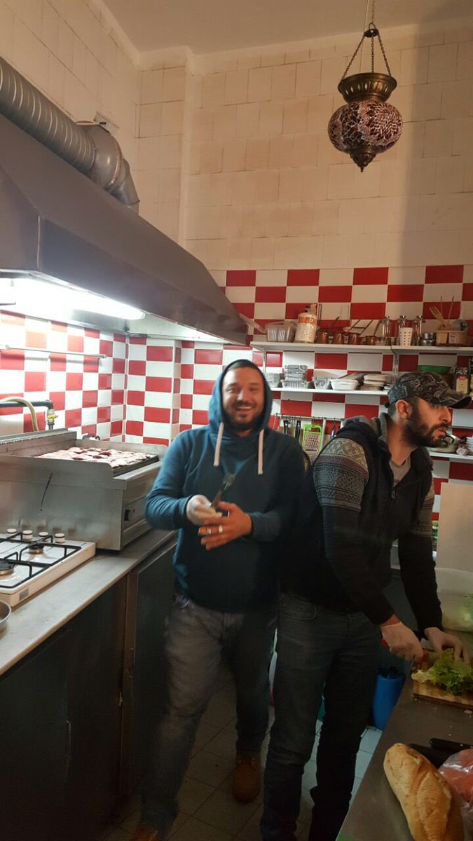 Tribünde olduğu kadar köftede de iddaalı olduğumu biliyor musunuz?Denemek için mekanımıza da bekleriz😊