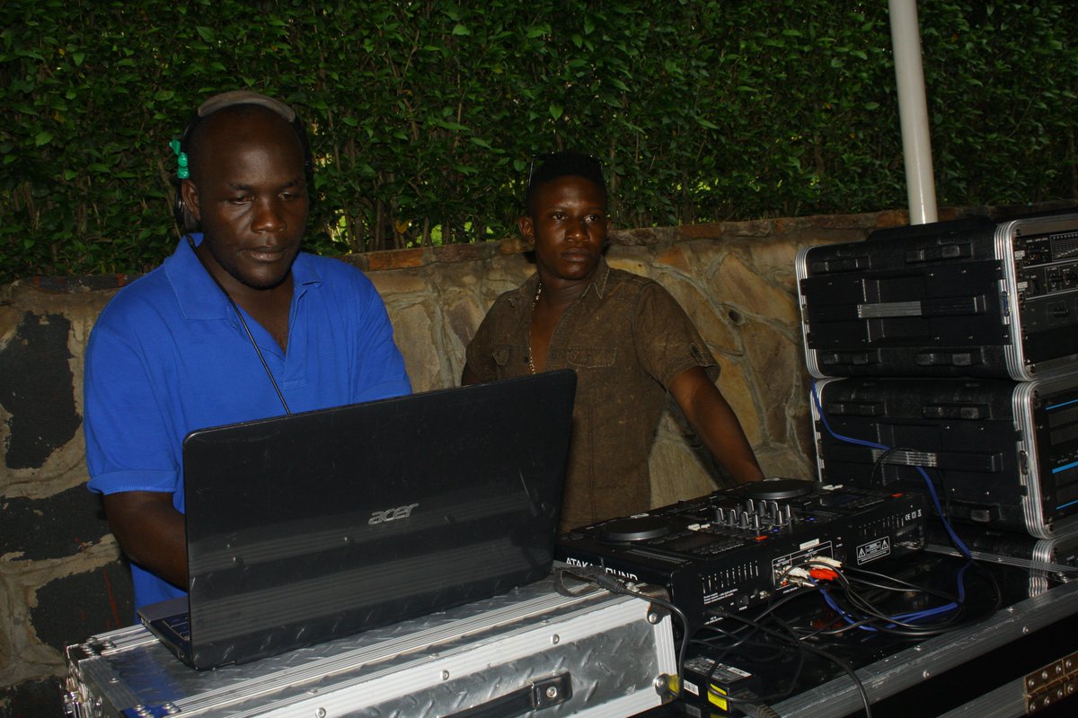 Artofdjs's tweet photo. #DjMeddy now obn the decks..
@mbaleresort pool side..
Playing is @kingsaha256's #Mwanagwe..
@DjInnoe1 is yet to hold the decks..
Free entry. https://t.co/MCfWF2OZ2K