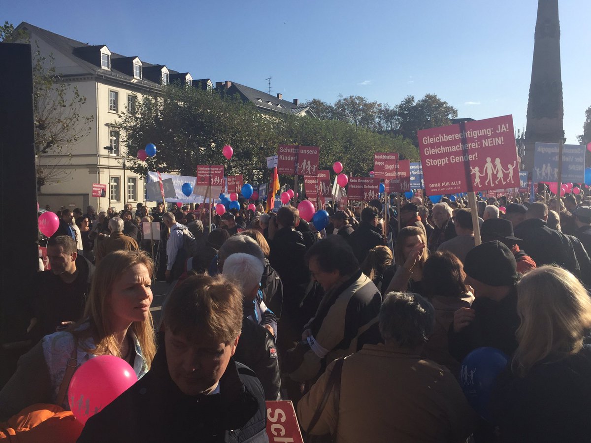 Die #demofüralle auf dem #Luisenplatz in #Wiedbaden. Laut Polizei Ca 700 Demonstranten <a href="/hessenschau/">Hessenschau</a>