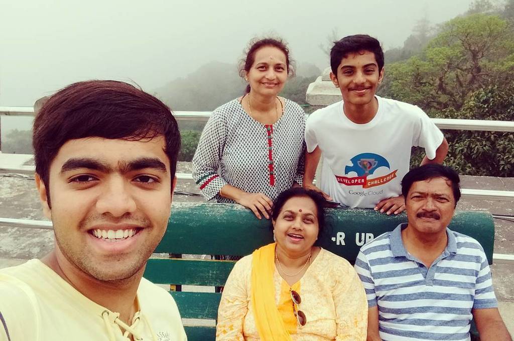 tejaskoundinya's tweet image. #familyselfie #talakaveri #foggyevening #icouldnotsitonthebench ift.tt/2eJ576B