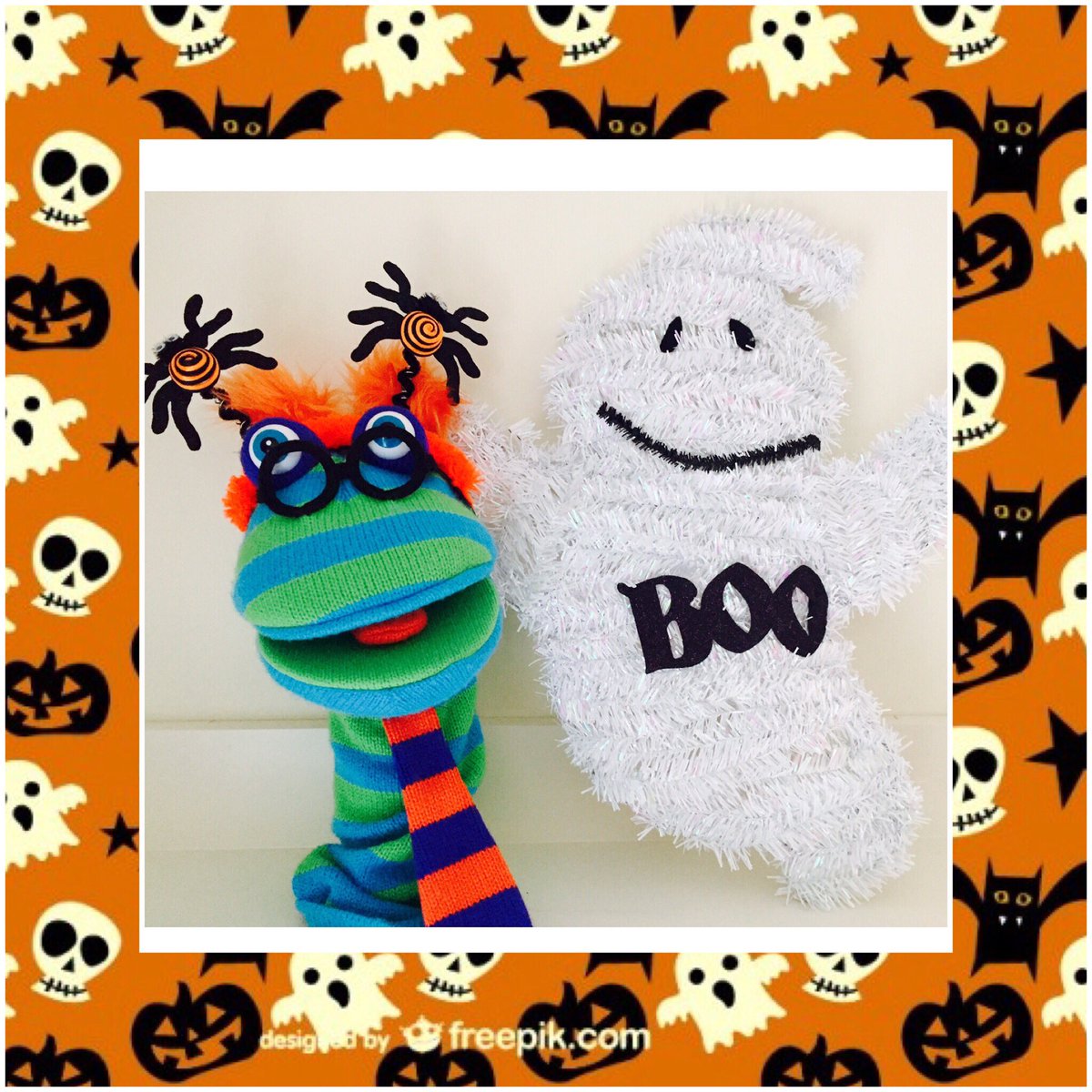 LBookworms's tweet image. Barnie bookworm has found a little Halloween friend!