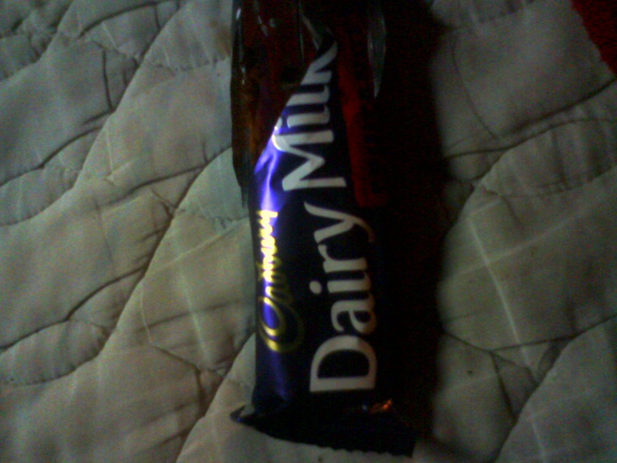 Ajs24Susano's tweet photo. Whoah !! midnight snak #CADBURY  Thank you papa sa chocolate ♥♥ https://t.co/jQzd3fhOXy